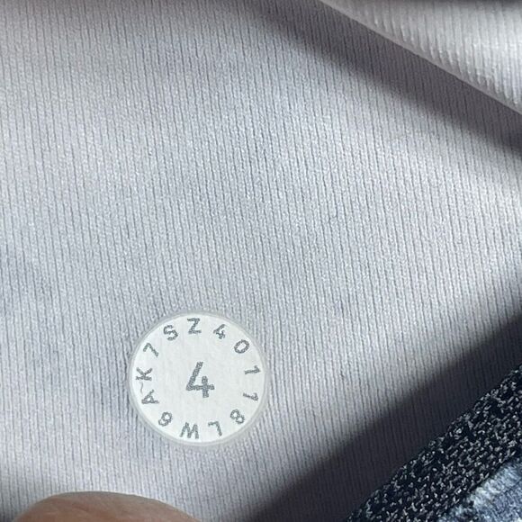 Lululemon Wunder under high altitude spring bloom 21” short leggings, size 4 - Picture 11 of 14